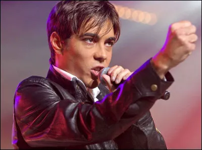 Grégory fête le 100e prime de la Star Academy en interprétant quelle chanson ?