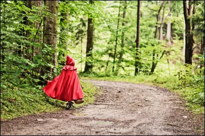 Qui a écrit le première version du célèbre conte « Le Petit Chaperon rouge » ?