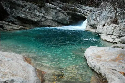 Dans quelle mer ou océan se jette ce fleuve nommé le Loup ?
