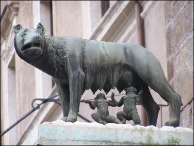 Qui sont les deux personnages que cette louve romaine est en train dallaiter ?