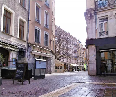 Nous allons aller lécher les vitrines, rue Lafayette. C'est en hommage au marquis de Lafayette que la rue porte son nom. Quel était le prénom de notre marquis ?