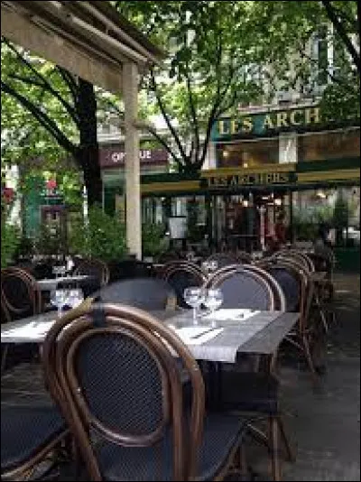 C'est parce qu'il est né en Isère que cette rue porte son nom.
C'est l'agréable rue du Docteur Bally, en plein centre ville. Quel était le prénom de ce médecin ?