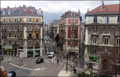 Avec l'idée d'aller manger au restaurant chinois, nous traversons la place Championnet. Qui était Championnet ?