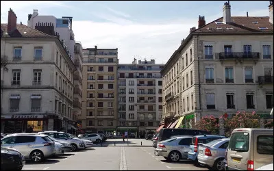 Et on finira avec l'une des places les plus connues de Grenoble : c'est la place Vaucanson ! Ce grand homme fut une figure marquante de la ville de Grenoble. Qui était-il ?
