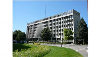 Nous passons devant l'Hôtel de Police du boulevard Maréchal Leclerc : quel était le prénom de ce grand homme ?