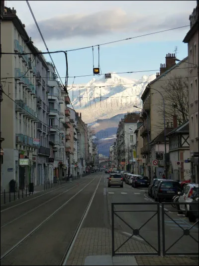 Voici à présent le cours Berriat qui relie le boulevard Gambetta au pont du Drac en direction de Fontaine. Le prénom de Berriat était Honoré-Hugues, mais qui était-il ?