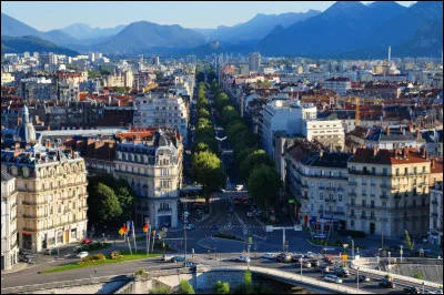 Parmi les artères les plus importantes, voici le boulevard Gambetta. Comment se prénommait cet homme politique de la Troisième République ?