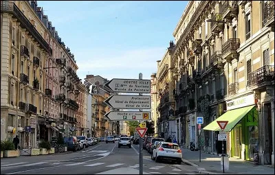 C'est encore un homme politique qui a donné son nom à cette rue du centre-ville. Comment se prénommait Lakanal ?