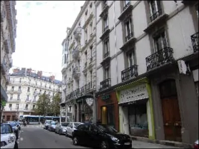 Voisine de cette rue, nous avons la rue Thiers. Comment se prénommait ce grand homme d'État qui devint président de la République française en 1871 ?