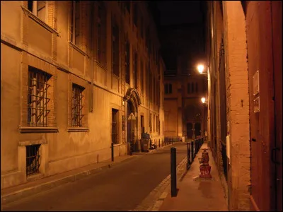 Tu rentres tard le soir, tu entends un cri dans la rue adjacente :