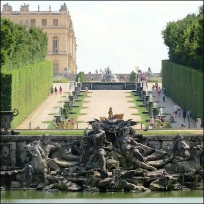 Dans quelle fontaine du palais de Versailles trouve-t-on ce groupe de statues ?
