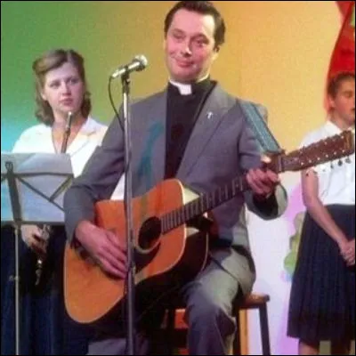 Dans quel film d�&Eacute;tienne Chatillez peut-on voir Patrick Bouchitey en cur&eacute; chantant "J&eacute;sus, reviens" ?