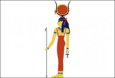 Quel est le nom de cette déesse égyptienne souvent représentée en vache ou femme coiffée d'un disque solaire ?