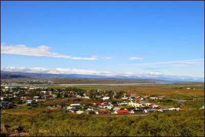 Fondée en 1947 près des fjords de l'est comme centre de services pour un arrière-pays rural, située à la croisée des routes près du pont sur le Lagarfljót, c'est, avec 2 200 habitants, la localité la plus peuplée de l'Est :