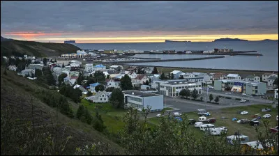 Située au fond du Skagafjörður ouvrant sur l'Arctique, peuplée de 2 600 habitants, cette ville constitue un petit centre de service pour les régions du nord, entre les Vestfirðir et Akureyri :