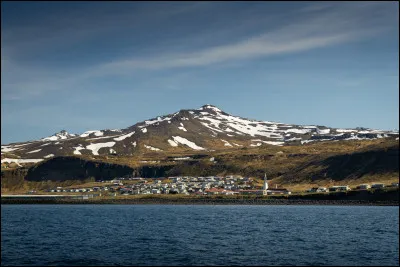 Localité de 1 000 habitants, située sur la péninsule de Snaefellsnes, au pied du stratovolcan Snæfellsjökull et sur la côte face au Breiðafjörður :