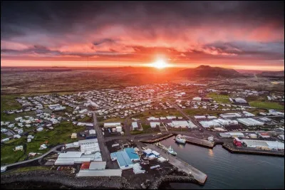 Cette petite ville de 3 300 habitants, située sur la côte sud de la péninsule de Reykjanes à l'extrême sud ouest du pays est un important port de pêche :