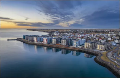 C'est la troisième ville islandaise avec ses 27 000 habitants ; comme la précédente, elle est située dans l'agglomération de la capitale, au sud ouest :
