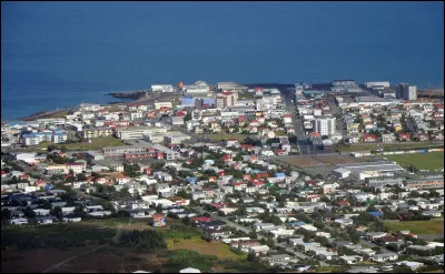 Cette ville de 8 000 habitants, située dans l'extrême sud-ouest de l'île, sur la péninsule de Reykjanes, à 50 km de la capitale, abrite l'aéroport international et la base aérienne américaine :