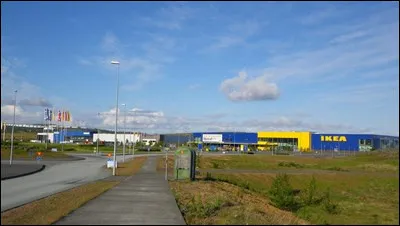 Ville de 16 000 habitants de la proche périphérie sud de la capitale, elle abrite des zones industrielles et commerciales :