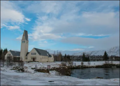 La ville est située sur la côte sud-ouest, sur les rives de l'Ölfusá, à 10 km de la côte. C'est le centre le plus important de la côte sud avec 6 900 habitants :