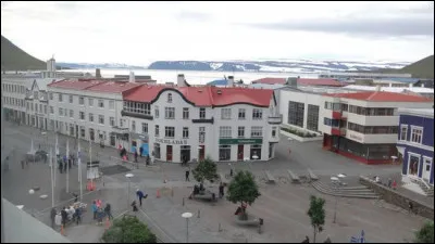 Avec ses 2 700 habitants, c'est la ville la plus peuplée et le chef-lieu de la région des Vestfirðir (fjords de l'ouest) ; c'est le plus important centre du nord ouest et l'une des trois petites villes situées au-delà du 66e parallèle :