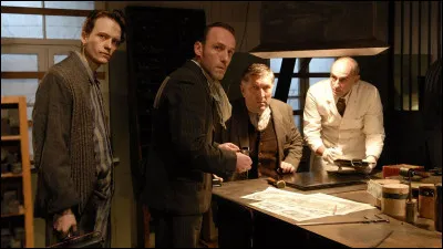 En 1942, Salomon Sorowitsch, un faussaire d'exception, est sorti de Mauthausen et envoyé superviser une équipe d'imprimeurs, tous juifs, dans le camp de Sachsenhausen pour fabriquer des faux billets (livres sterling et dollars). Quel est ce film ?