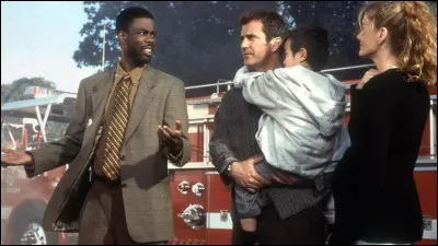 Deux flics de Los Angeles, Martin Riggs (Mel Gibson) et Roger Murtaugh, enquêtent et tombent finalement sur une histoire de faux-monnayeurs. C'est ...