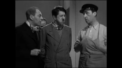 Des choses étranges se passent la nuit dans ce pensionnat mais les héros parviennent à découvrir la vérité : le collège abrite un trafic de fausse monnaie. Quel est le titre du roman policier et du film qui en est tiré ?