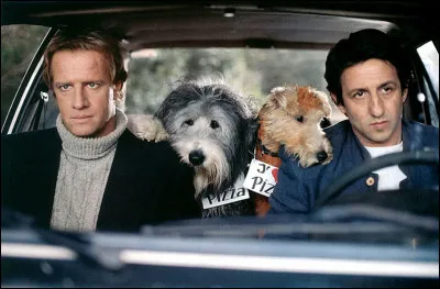 Antoine Morand (Roland Blanche), caïd de la fausse monnaie, prêt à prendre possession d'une caisse remplie de faux billets sur les quais de Marseille, est arrêté et jeté en prison : c'est ...