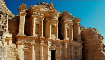 Dans quel pays ''la cité de Pétra '' (une des 7 merveilles du monde moderne) est-elle située ?