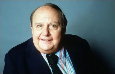 Qui cet humoriste, auteur de cette citation : ''J'ai un copain qui a une situation formidable. Il a cinq mille personnes en dessous de lui ! Il tond le gazon dans un cimetière...'' ?