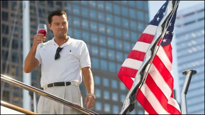 Dans ce film, par quelle méthode le personnage de Leonardo DiCaprio parvient-il à faire fortune dans la finance ?