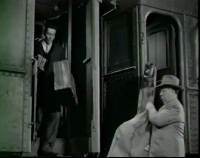 Dans quel film, où le train tient un rôle important, voit-on Hitchcock monter avec un violoncelle ?