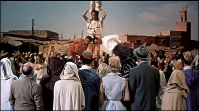 Un peu d'exotisme avec cette scène marocaine. Dans quel film Hitchcock est-il le spectateur ?