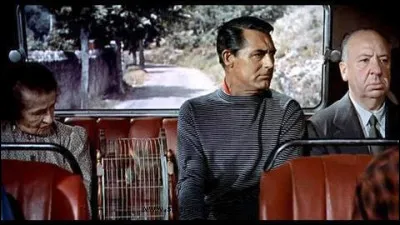 Le réalisateur est désormais à bord d'un bus aux côtés de Cary Grant, mais dans quel film ?