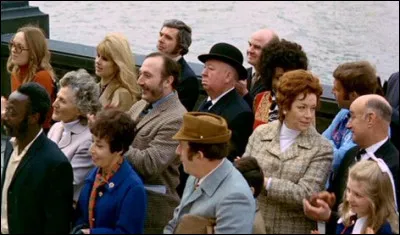 Là encore il se mélange à la foule londonienne dans le film...