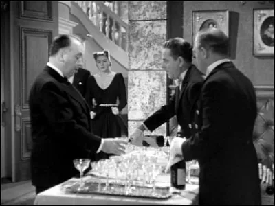 À votre santé monsieur "Hitch" mais dans quel film se fait-il servir une coupe de champagne ?