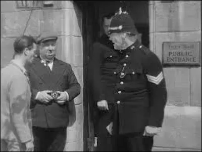 Dans quel film de sa période anglaise de 1937 apparaît-il comme journaliste avec un minuscule appareil photo ?