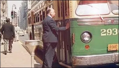 Dans quel film se voit-il refuser l'accès au bus pour son retard ?