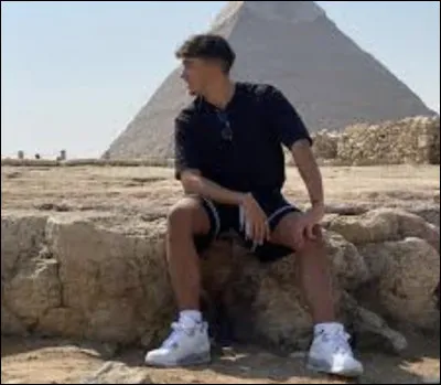 Parmi ses vidéos populaires, quelle est celle qui a fait le moins de vues avec 12 millions ?