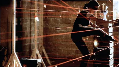 Quelle actrice accompagne Sean Connery dans le film "Haute voltige" ?