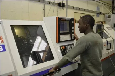 Dans l'industrie, le tournage sur métaux se réalise désormais sur des machines programmables. Comment les nomme-t-on ?