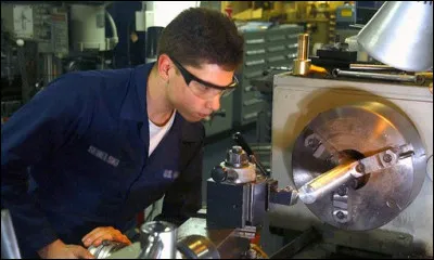 Quel type de formation en trois ans conduit à la maîtrise du métier dans l'industrie ?