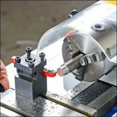 Comment se nomme la partie qui avance dans le métal et sur lequel on fixe l'outil ?