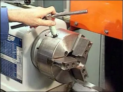 Comment se nomme la partie qui permet de fixer le métal à travailler ?