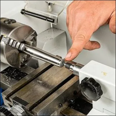 Lorsque la pièce est longue, comment se nomme le support tournant qui se fixe à l'opposé ?