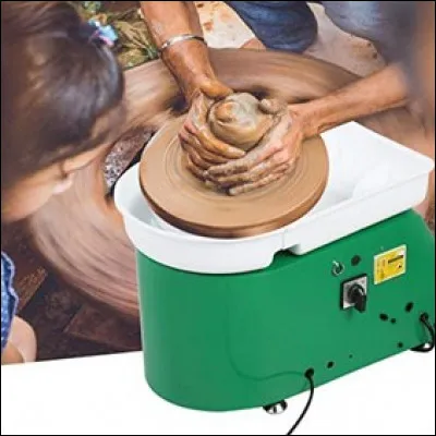 Quelle différence notable existe-t-il entre un tour à bois et un tour de potier ?