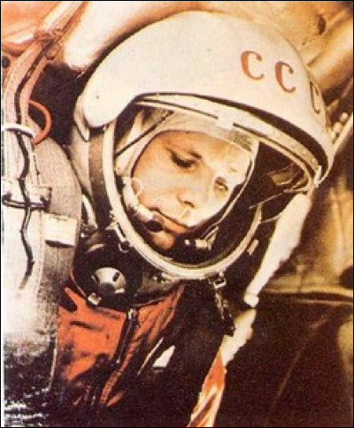 Le 12 avril se déroule le premier vol orbital d’un homme dans l’espace, à savoir : Youri Gagarine. À bord de quel vaisseau soviétique réalise-t-il cet exploit ?