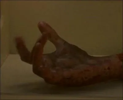 Dans quoi enferme-t-il sa main pour l'empcher de nuire ?